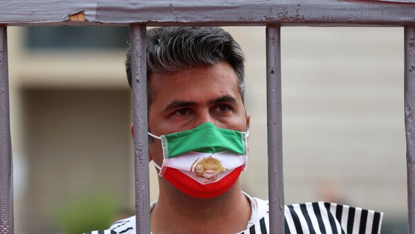 Manifestante protesta em Teerã contra a execução da pena de morte no Irã - Sputnik Brasil