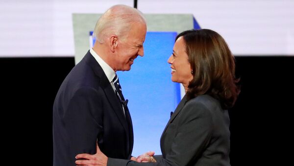 O ex-vice-presidente dos EUA, Joe Biden, e a senadora Kamala Harris se cumprimentam antes do início de um debate em 31 de julho de 2019. - Sputnik Brasil