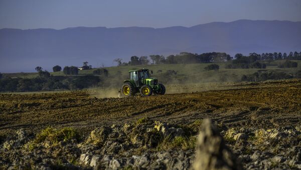 Trator prepara a terra para o plantio de soja na zona rural da cidade de Pindamonhangaba, no interior de São Paulo - Sputnik Brasil