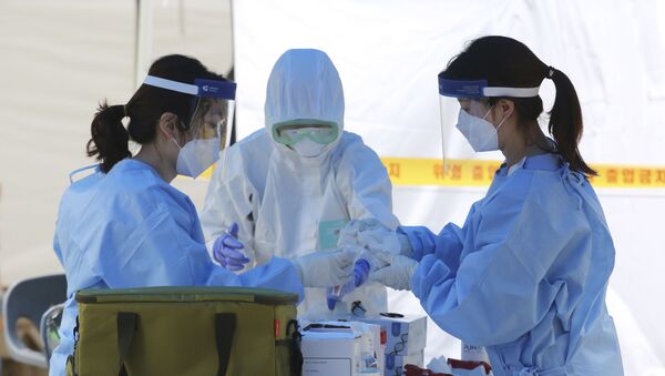 Agentes de saúde realizam testes para o novo coronavírus em Seul, Coreia do Sul, 10 de agosto de 2020 - Sputnik Brasil