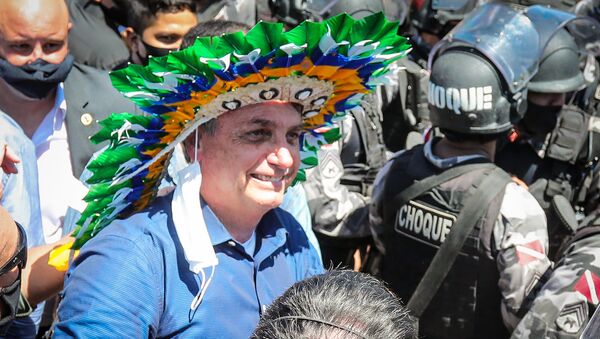 Presidente Jair Bolsonaro usa cocar indígena durante solenidade de inauguração do Porto do Futuro, na cidade de Belém, capital do Pará - Sputnik Brasil