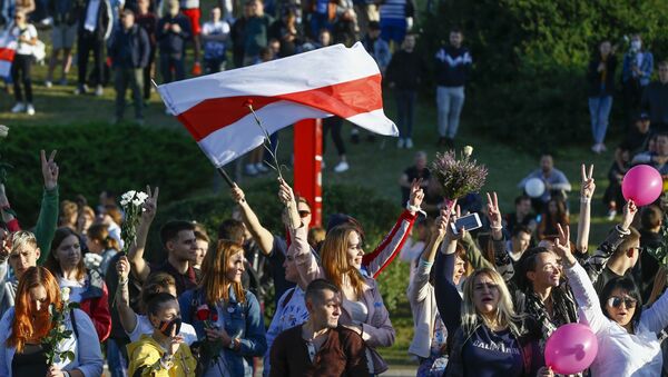 Multidão de jovens com bandeira branca e vermelha protesta em Minsk, capital da Bielorrússia - Sputnik Brasil