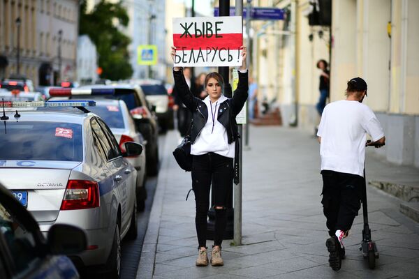 Uma jovem com cartaz Viva a Bielorrússia! em frente à embaixada da Bielorrússia em Moscou em meio aos protestos após eleições presidenciais - Sputnik Brasil