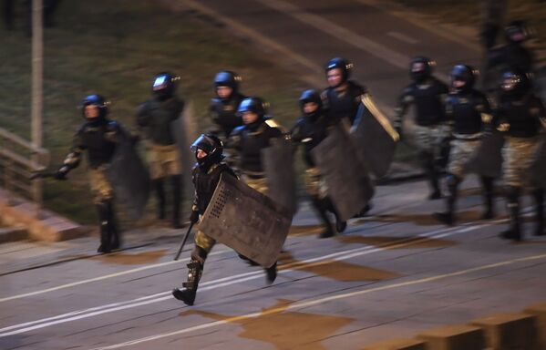 Polícia durante protestos em Minsk, Bielorrússia, que alastraram pelo país após eleições presidenciais - Sputnik Brasil