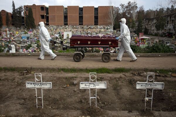 Homens carregando caixão no Cemitério Geral em Santiago, Chile, em meio à pandemia da COVID-19 - Sputnik Brasil