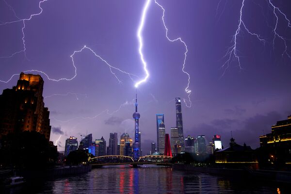 Relâmpagos no céu sobre o bairro financeiro de Pudong, em Xangai, China - Sputnik Brasil