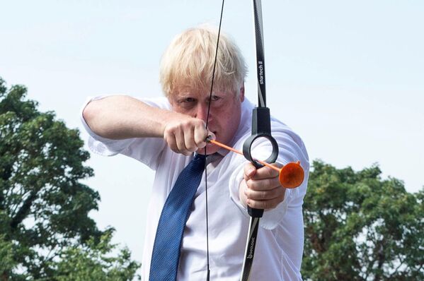 Premiê britânico Boris Johnson disparando arco em campo de educação em Londres - Sputnik Brasil