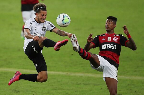 Bruno Henrique e Guga durante a partida Flamengo vs. Atlético Mineiro, no Maracanã, no decorrer do Brasileirão, 9 de agosto de 2020 - Sputnik Brasil