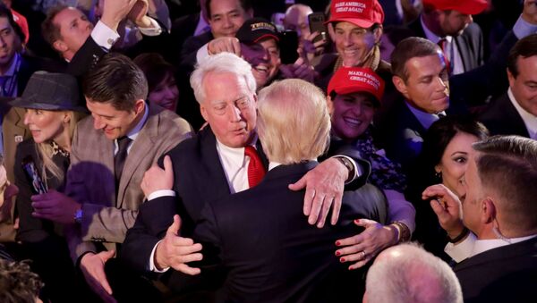 Presidente eleito dos EUA Donald Trump (de costas), abraça seu irmão Robert Trump - Sputnik Brasil