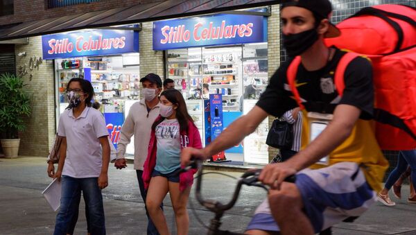 Em Santos, litoral do estado de São Paulo, pessoas transitam de máscara em meio à pandemia da COVID-19 no Brasil, em 16 de agosto de 2020 - Sputnik Brasil