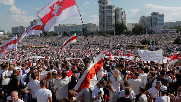 Milhares de manifestantes participam de protesto contra o resultado das eleições na Bielorrússia em Minsk - Sputnik Brasil