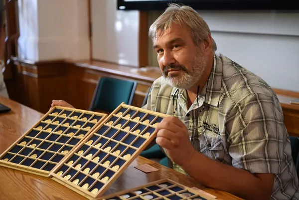 República Tcheca encontra um dos seus maiores tesouros de moedas de ouro e prata (FOTOS) República Tcheca encontra um dos seus maiores tesouros de moedas de ouro e prata (FOTOS) - Sputnik Brasil