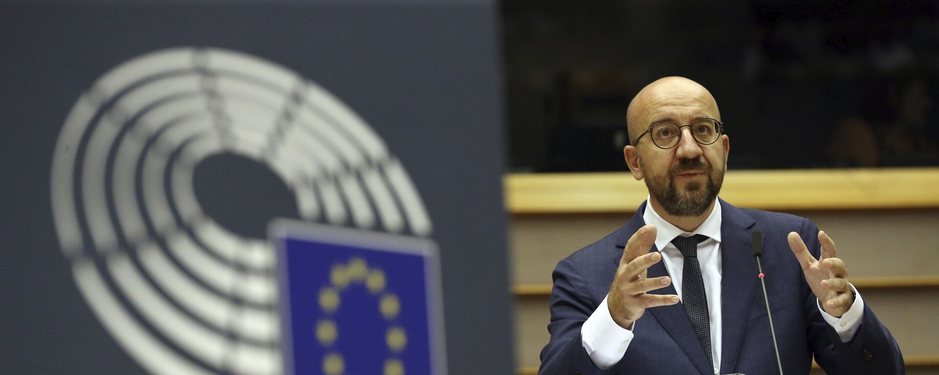 Em Bruxelas, o presidente do Conselho Europeu, Charles Michel, discursa no Parlamento Europeu, em 23 de julho de 2020 - Sputnik Brasil, 1920, 04.12.2022