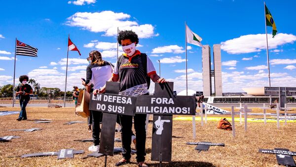 Em Brasília, manifestantes do movimento negro pedem o impeachment do presidente Jair Bolsonaro, em frente ao Congresso Nacional, em 12 de agosto de 2020. - Sputnik Brasil