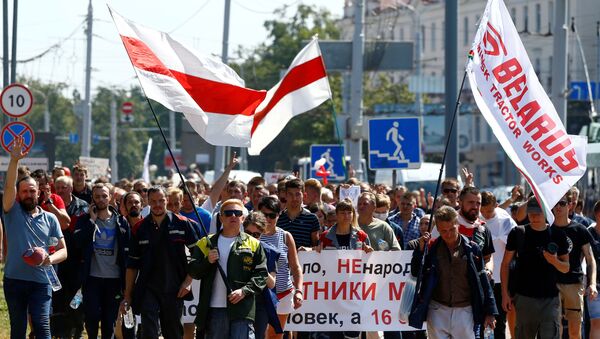 Manifestantes realizam protesto contra o resultado de eleições presidenciais, na capital da Bielorrússia, Minsk, 17 de agosto de 2020 - Sputnik Brasil