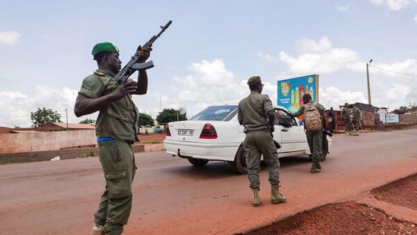 Em Kati, um soldado do Mali checa um veículo durante um motim militar contra oficiais do Exército e do governo, em 18 de agosto de 2020. - Sputnik Brasil
