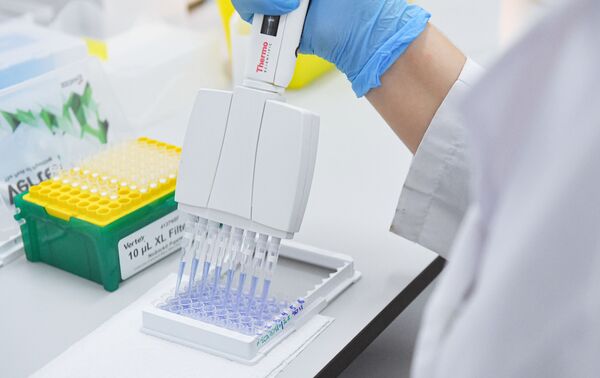 Virologista dos EUA garante que vacinação obrigatória contra COVID-19 'é simplesmente impossível' - Sputnik Brasil