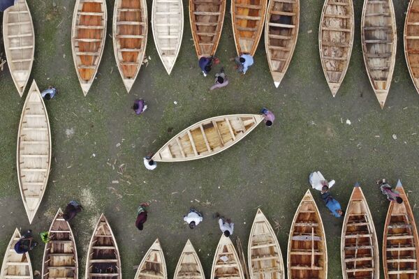 Vista aérea de um mercado tradicional de barcos de madeira no Bangladesh - Sputnik Brasil