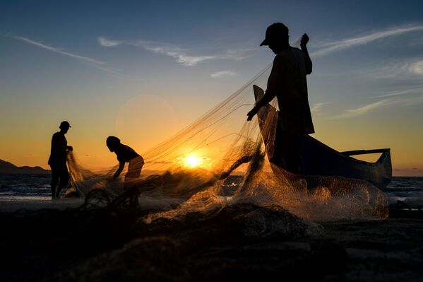 Pescadores limpam suas redes após a pesca ao pôr do sol em Banda Aceh, Indonésia - Sputnik Brasil