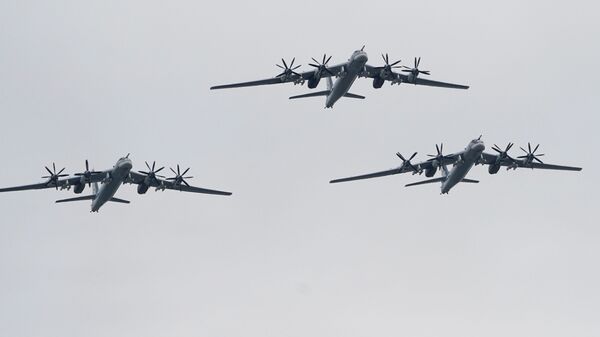 Bombardeiros estratégicos Tu-95MS no desfile aéreo em Moscou no Dia da Vitória, 9 de maio de 2020 - Sputnik Brasil
