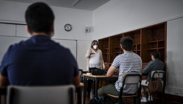 Professora dá aula para alunos do ensino médio em escola de Lisboa, em maio de 2020 - Sputnik Brasil