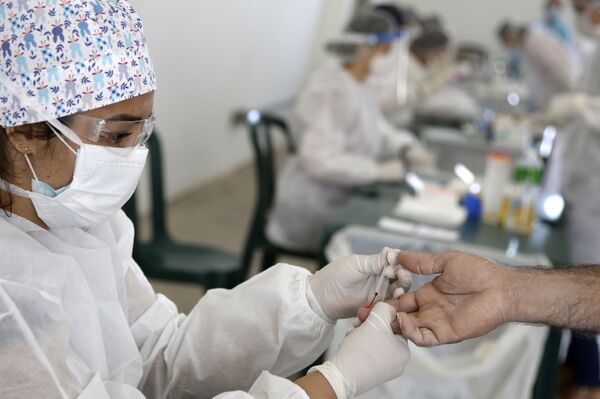 COVID-19: mantendo o ritmo atual, Brasil só cumprirá meta de testes em 2022 - Sputnik Brasil