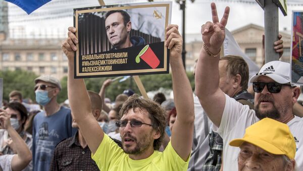 Manifestante segura retrato de Aleksei Navalny durante protesto em Khabarovsk, na Rússia - Sputnik Brasil