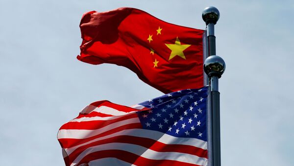 Bandeiras da China e EUA tremulam durante encontro de delegações em Xangai, na China (foto de arquivo) - Sputnik Brasil