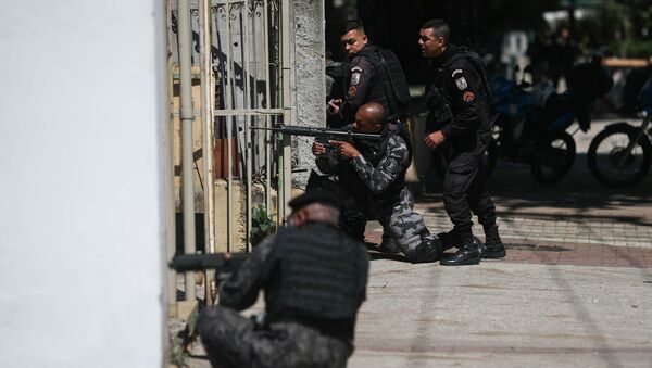 Policiais realizam operação nas proximidades do Morro do São Carlos, no Rio de Janeiro, após guerra de facções na cidade - Sputnik Brasil
