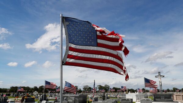 Bandeira dos EUA danificada pelos fortes ventos causados pelo furacão Laura, na cidade de Eunice, Louisiana, EUA, 27 de agosto de 2020 - Sputnik Brasil