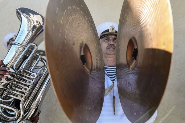 Músicos tocam durante a cerimônia de abertura da competição de mergulhadores em centro de instrução da Marinha da Rússia nos Jogos Internacionais do Exército 2020 - Sputnik Brasil