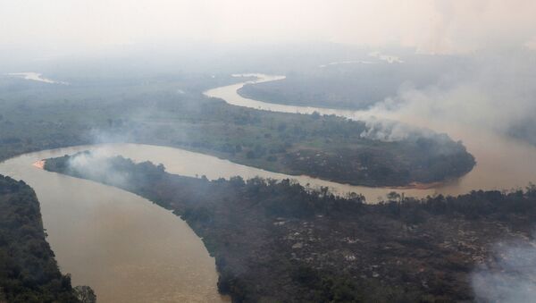 Fumaça de um incêndio é vista perto do rio Cuiabá no Pantanal, Pocone, Mato Grosso - Sputnik Brasil