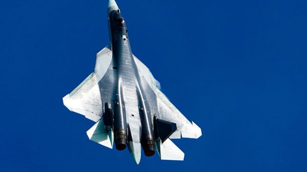 Caça multifuncional Su-57 de quinta geração realiza um voo de demonstração - Sputnik Brasil
