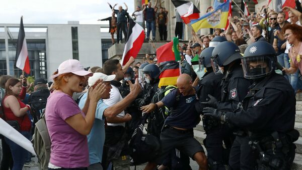 Policiais e manifestantes contra as medidas de isolamento para combater a COVID-19 entram em confronto em Berlim. - Sputnik Brasil
