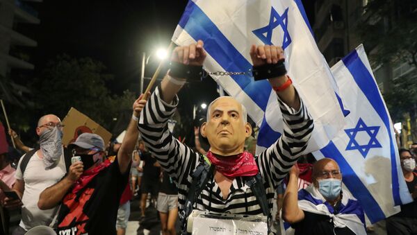 Manifestante com máscara de Benjamin Netanyahu participa de protesto pedindo a renúncia do primeiro-ministro de Irsrael - Sputnik Brasil