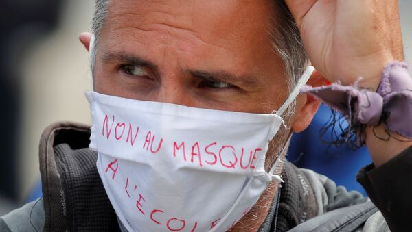 Protesto contra medidas de distanciamento social em Paris, França. Sem máscaras na escola, escreve manifestante em sua máscara. Foto de 29 de agosto de 2020. - Sputnik Brasil