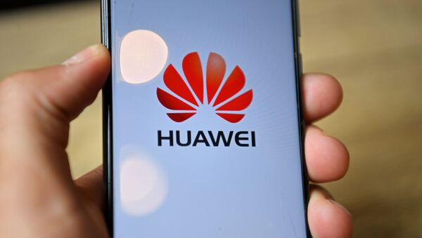 Smartphone da empresa Huawei na mão de consumidor em Londres, Reino Unido, 14 de julho de 2020 - Sputnik Brasil