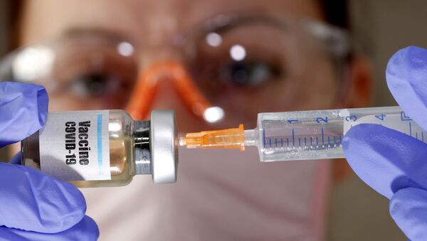 Mulher segurando seringa dizendo Vacina COVID-19 - Sputnik Brasil