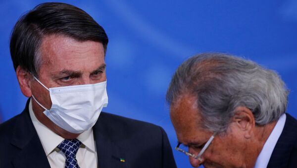 Presidente Jair Bolsonaro conversa com o ministro da Economia, Paulo Guedes, durante evento em Brasília - Sputnik Brasil