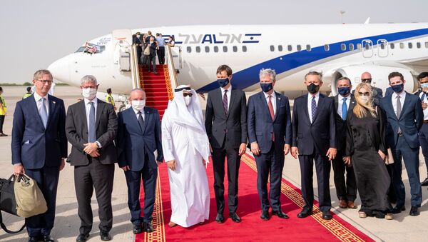 Delegações de Israel, Emirados Árabes Unidos e EUA se encontram na pista do aeroporto de Abu Dhabi - Sputnik Brasil