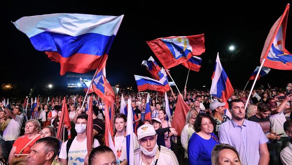 Russos durante concerto em celebração dos 75 anos da Vitória na Grande Guerra pela Pátria - Sputnik Brasil