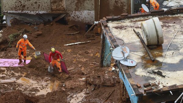 Bombeiros procuram vítimas perto de casas destruídas por um deslizamento de terra em Minas Gerais, Brasil - Sputnik Brasil