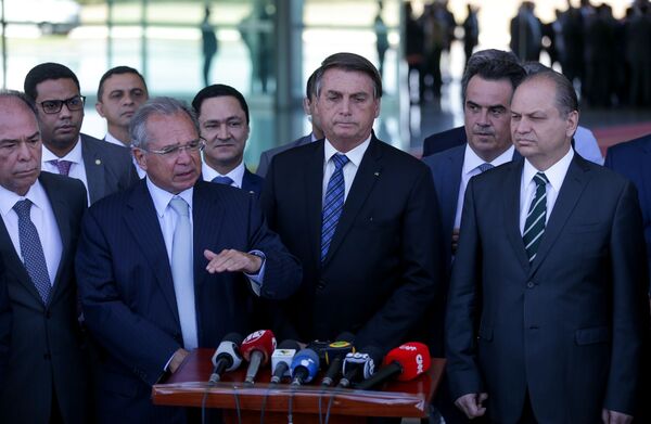 Após queda recorde do PIB, Bolsonaro anuncia auxílio emergencial de R$ 300 até o fim do ano - Sputnik Brasil