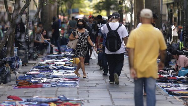 Pedestres caminham em mercado informal no Centro do Rio de Janeiro, 1º de setembro de 2020 - Sputnik Brasil
