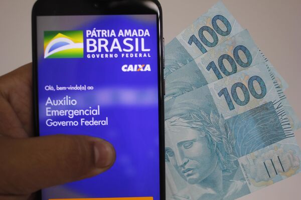 Governo brasileiro estuda reativar opção de corte de jornada e salário, diz jornal Governo brasileiro estuda reativar opção de corte de jornada e salário, diz jornal - Sputnik Brasil