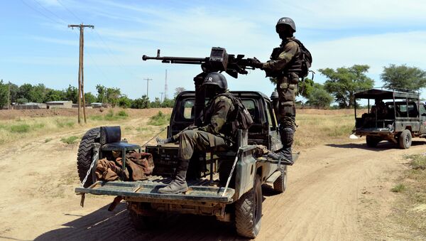Soldados camaroneses fazem patrulha em Amchide, no norte do país, perto da fronteira com a Nigéria (arquivo) - Sputnik Brasil