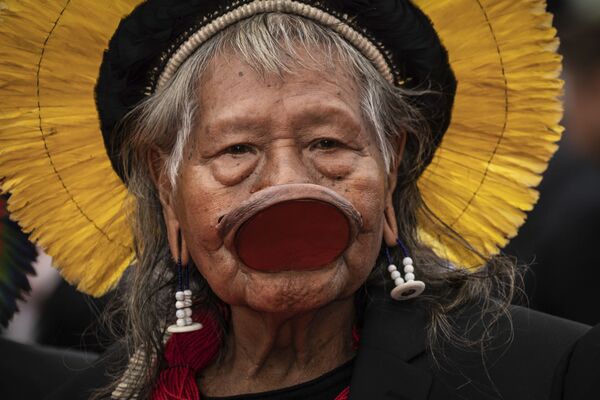 'Bolsonaro sempre incitou a violência contra nós', diz o cacique Raoni à imprensa da França - Sputnik Brasil