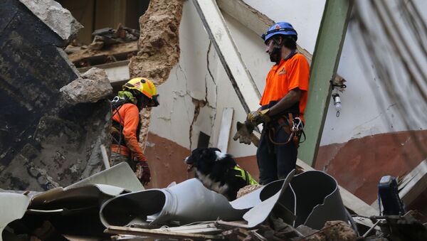 Equipes de resgate que encontraram possíveis sinais de vida sob os escombros um mês após a forte explosão atingir Beirute, no Líbano. - Sputnik Brasil