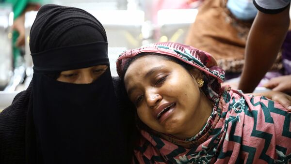 Em Dhaka, capital de Bangladesh, parentes de vítimas de uma explosão em uma mesquita lamentam por seus familiares em um hospital, em 5 de setembro de 2020. - Sputnik Brasil