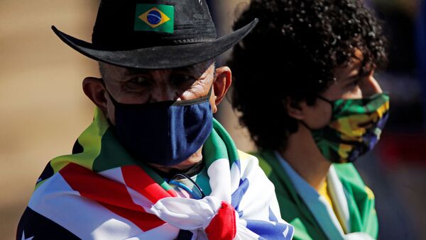 Apoiadores do presidente Jair Bolsonaro se reúnem antes da cerimônia de hasteamento da bandeira durante a celebração do Dia da Independência, em Brasília - Sputnik Brasil